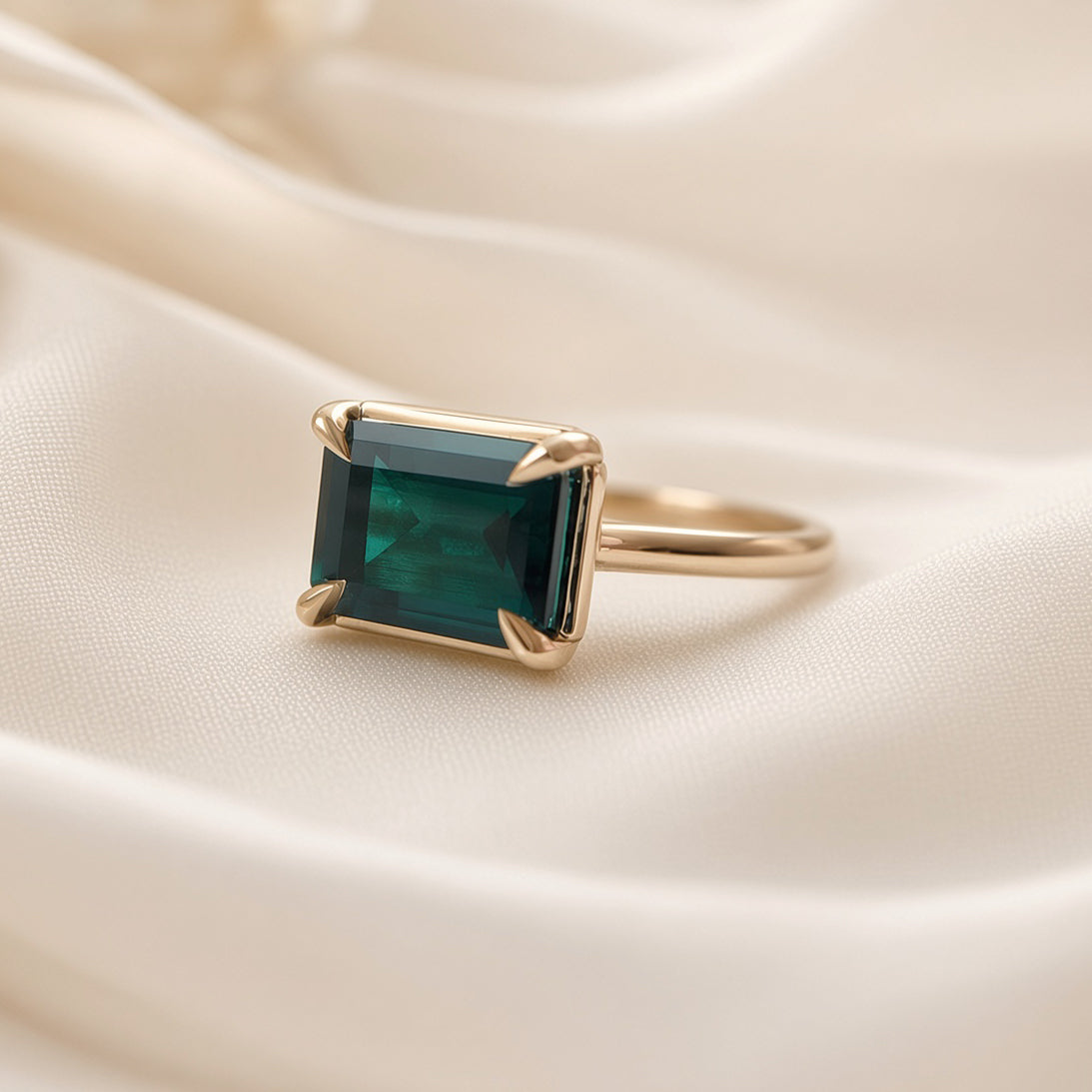 classic-horizontal-emerald-engagement-ring-toronto